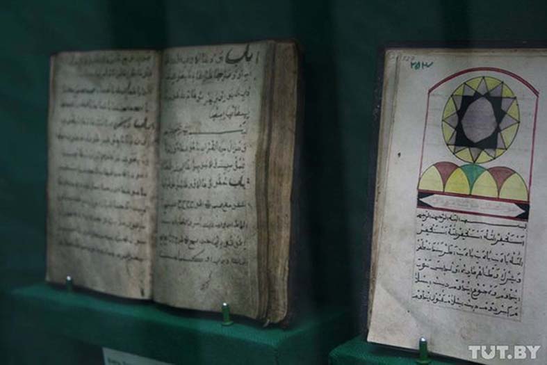 Книги, написанные на белорусско-польской "трасянке", но арабским алфавитом.