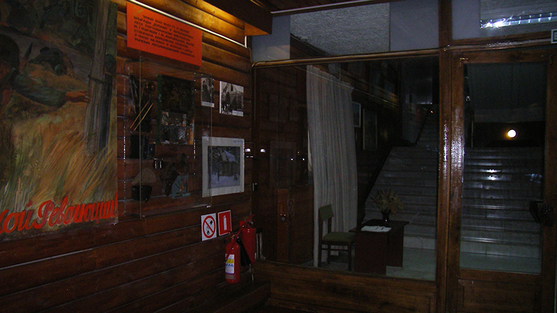 Партизанская картинная галерея, общий вид, слева - вещи, которыми худлжники пользовались в годы ВЛВ