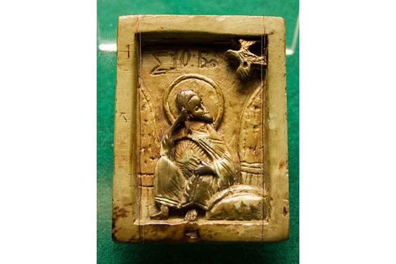 Крошечная иконка, вырезанная в камне, была конфискована Гродненской таможней и передана музею. Ее сюжет - пророк Илья в пустыне - достаточно редкий.